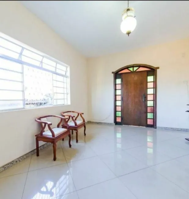 Foto 1 de Casa com 4 Quartos à venda, 180m² em Caiçaras, Belo Horizonte