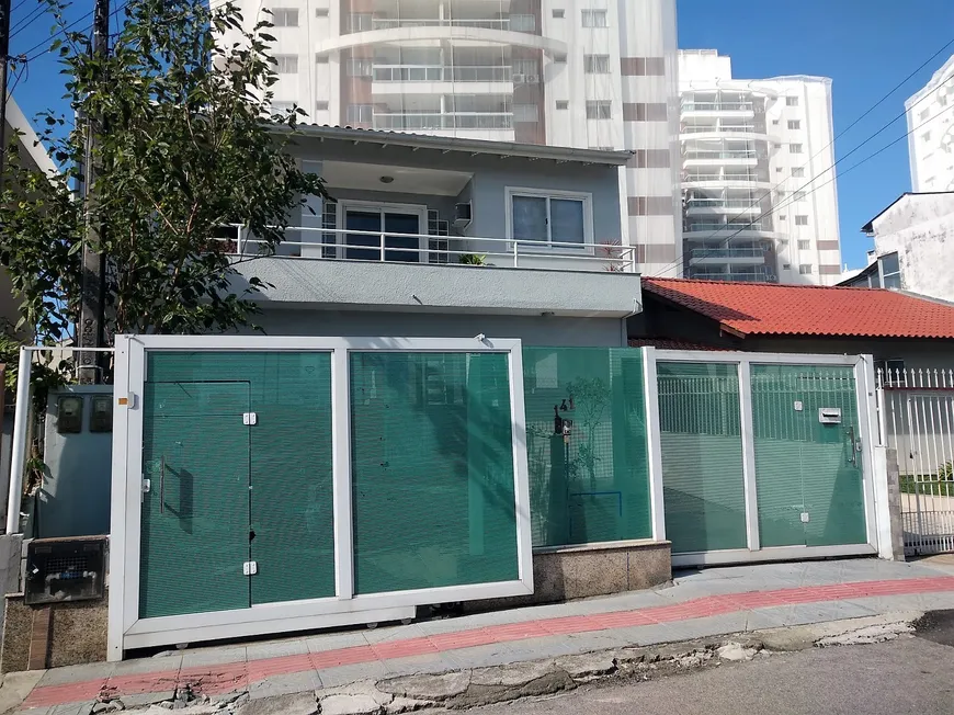 Foto 1 de Casa com 6 Quartos à venda, 220m² em Barreiros, São José