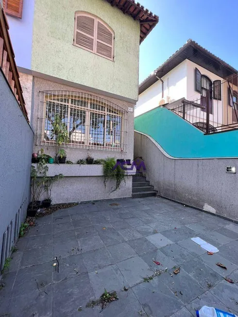 Foto 1 de Sobrado com 3 Quartos para venda ou aluguel, 250m² em Jardim Ester Yolanda, São Paulo