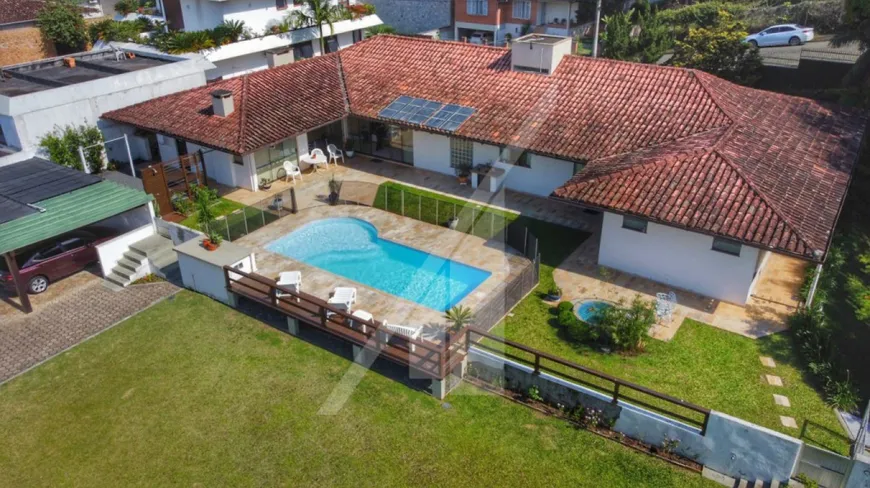 Foto 1 de Casa com 4 Quartos à venda, 388m² em Garcia, Blumenau