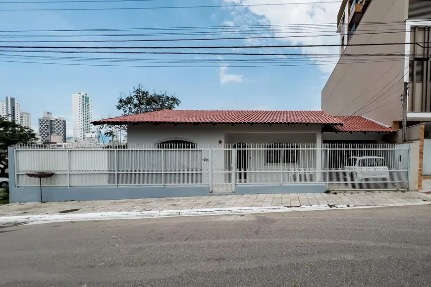 Foto 1 de Casa com 2 Quartos à venda, 150m² em Nacoes, Balneário Camboriú