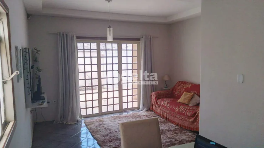 Foto 1 de Casa com 3 Quartos à venda, 117m² em Santa Mônica, Uberlândia