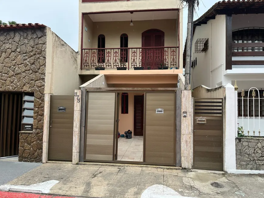 Foto 1 de Casa com 2 Quartos para alugar, 100m² em Centro, Macaé