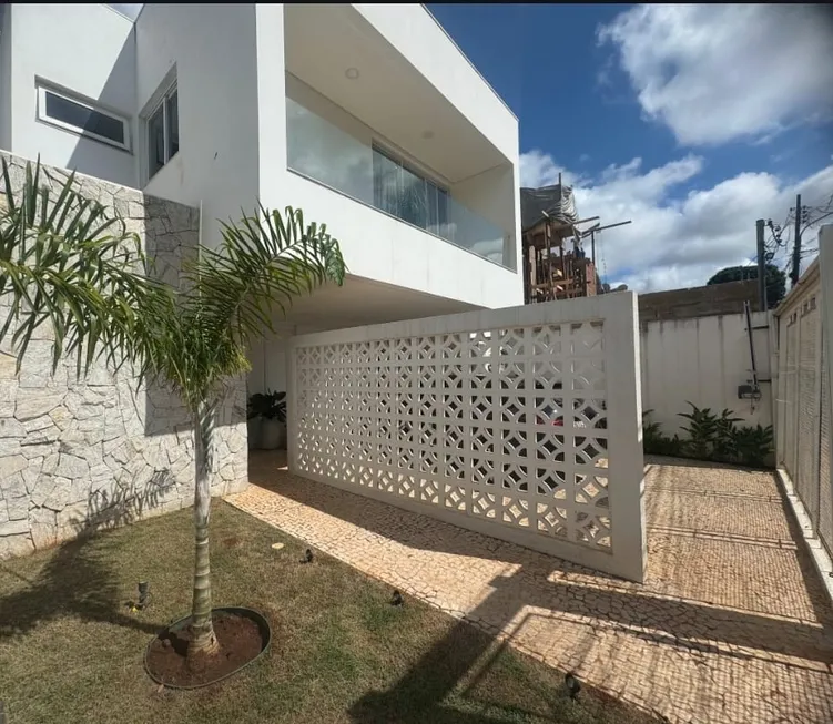 Foto 1 de Sobrado com 4 Quartos à venda, 372m² em Caranda Bosque, Campo Grande