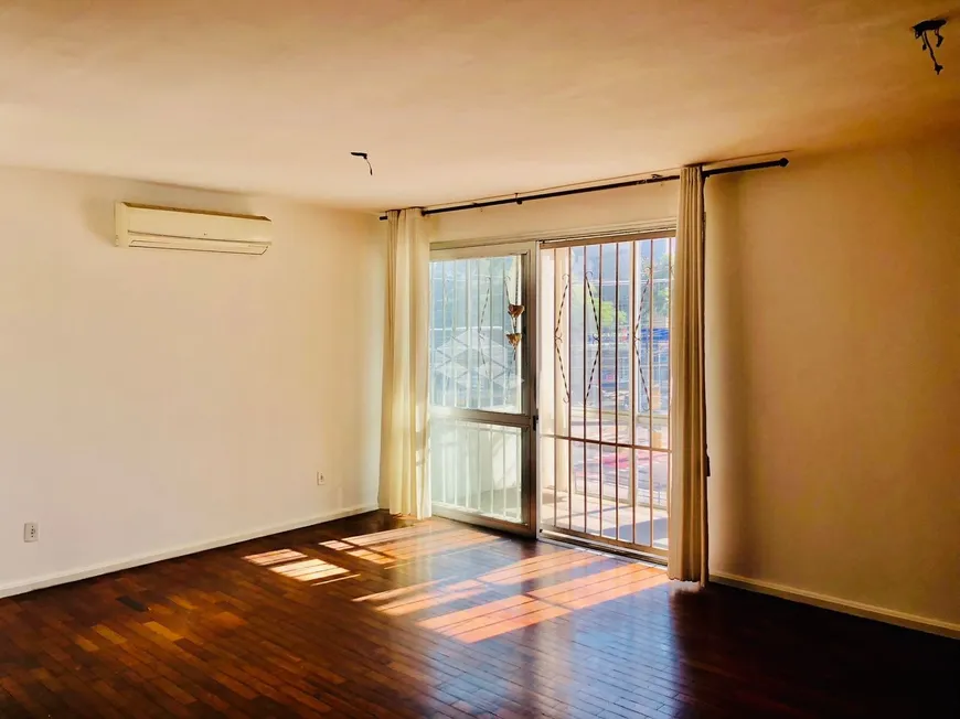 Foto 1 de Apartamento com 3 Quartos à venda, 100m² em Rio Branco, Porto Alegre