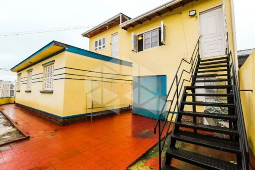 Foto 1 de Casa com 3 Quartos para alugar, 133m² em Passo da Areia, Porto Alegre