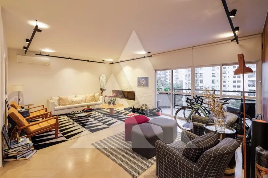 Foto 1 de Apartamento com 3 Quartos à venda, 217m² em Moema, São Paulo