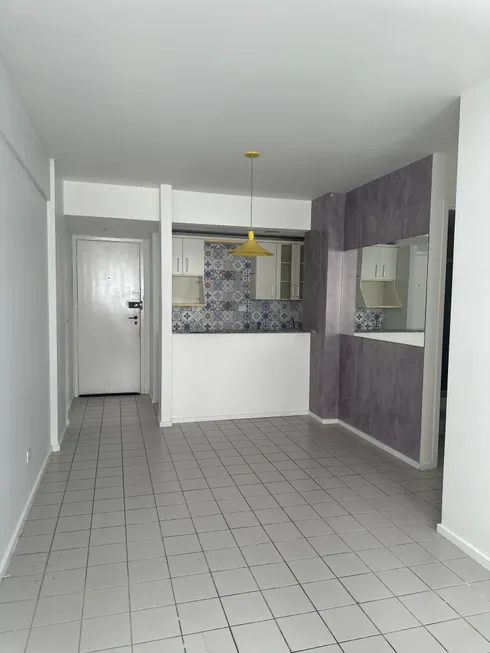 Foto 1 de Apartamento com 3 Quartos para alugar, 67m² em Ponta Verde, Maceió