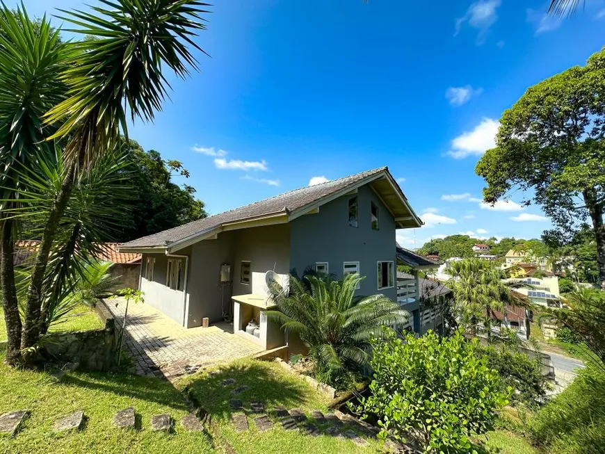 Foto 1 de Sobrado com 3 Quartos à venda, 327m² em Anita Garibaldi, Joinville