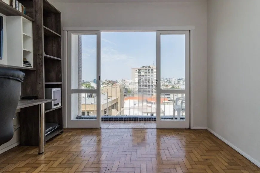 Foto 1 de Apartamento com 3 Quartos à venda, 90m² em Navegantes, Porto Alegre