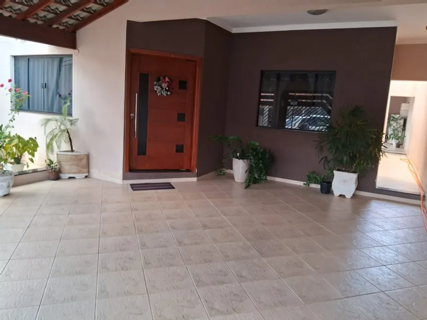 Foto 1 de Sobrado com 3 Quartos à venda, 227m² em Parque Residencial Rondon, Salto