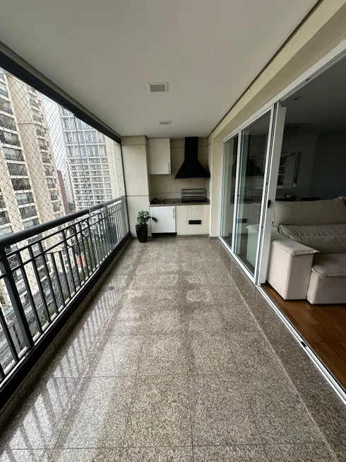 Foto 1 de Apartamento com 3 Quartos à venda, 135m² em Moema, São Paulo