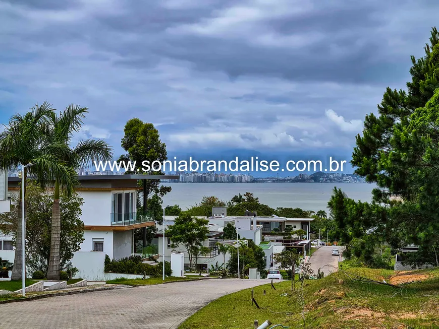 Foto 1 de Lote/Terreno à venda, 756m² em Cacupé, Florianópolis