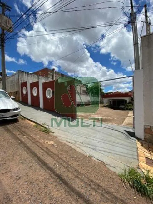 Foto 1 de Casa com 4 Quartos para alugar, 200m² em Lidice, Uberlândia