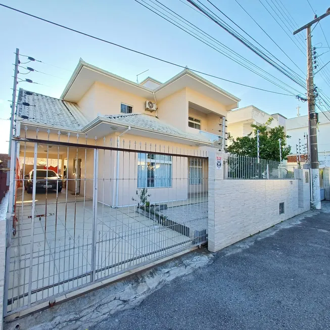 Foto 1 de Casa com 4 Quartos à venda, 201m² em Capoeiras, Florianópolis