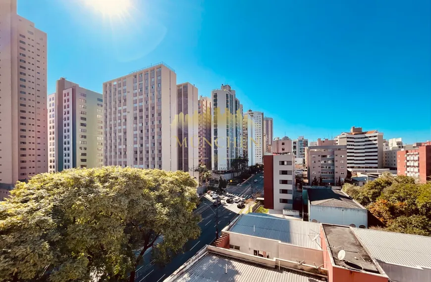 Foto 1 de Apartamento com 2 Quartos à venda, 60m² em Champagnat, Curitiba