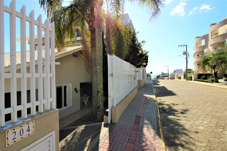 Foto 1 de Casa com 2 Quartos à venda, 120m² em Praia de Bombas, Bombinhas