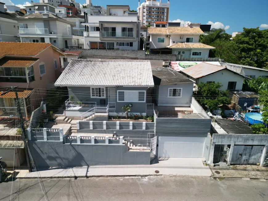 Foto 1 de Casa com 4 Quartos à venda, 204m² em Estreito, Florianópolis