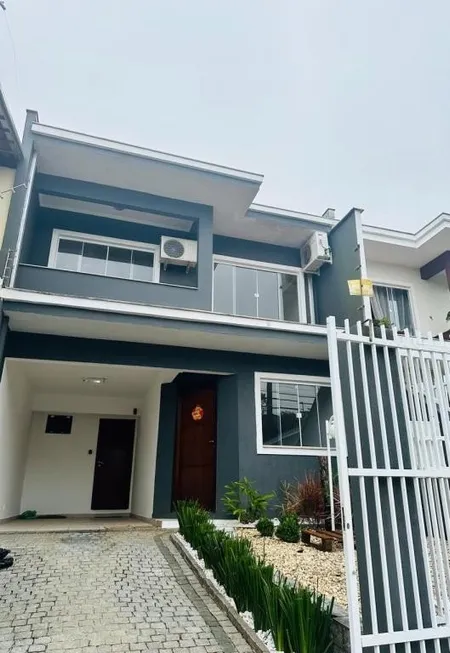 Foto 1 de Casa com 4 Quartos para alugar, 147m² em Floresta, Joinville