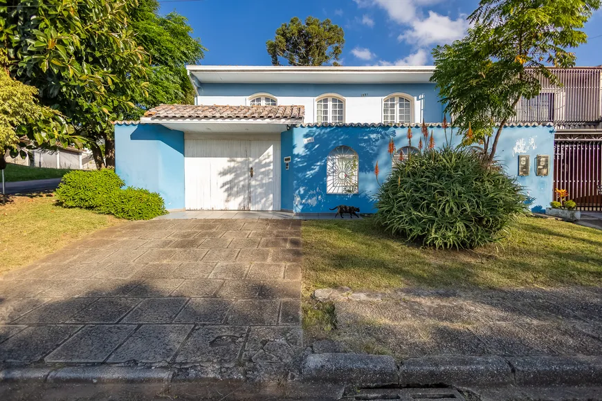 Foto 1 de Sobrado com 4 Quartos à venda, 220m² em Novo Mundo, Curitiba