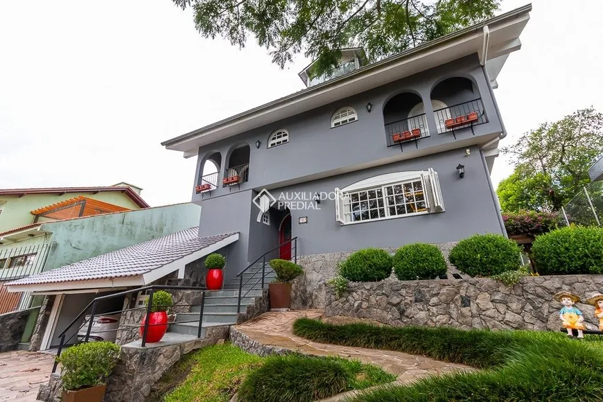 Foto 1 de Casa com 3 Quartos à venda, 264m² em Teresópolis, Porto Alegre