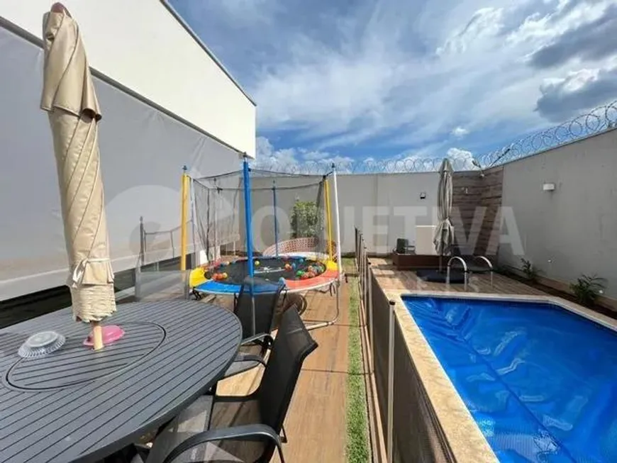 Foto 1 de Casa com 4 Quartos à venda, 257m² em Jardim Colina, Uberlândia