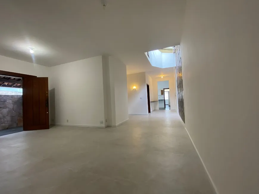 Foto 1 de Casa com 3 Quartos para alugar, 210m² em Santo Antônio, Belo Horizonte