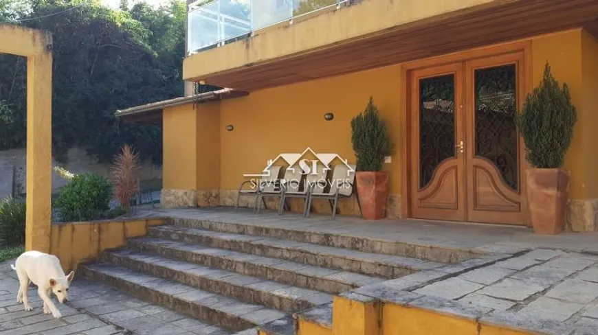 Foto 1 de Casa com 3 Quartos à venda, 395m² em Carangola, Petrópolis