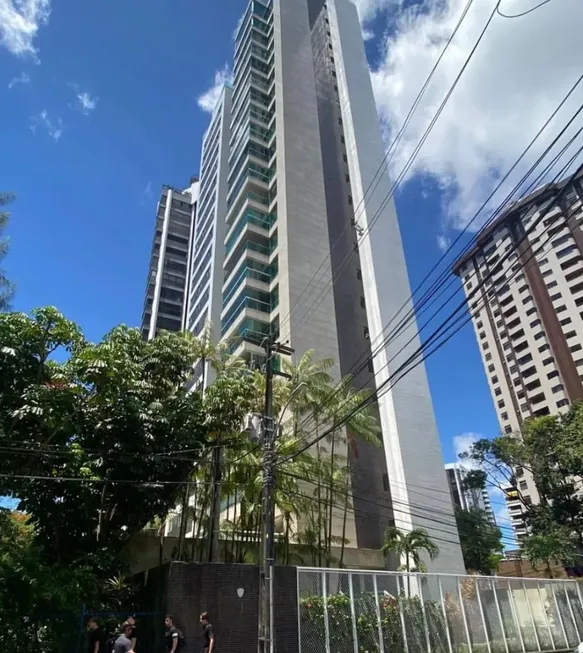 Foto 1 de Apartamento com 4 Quartos à venda, 205m² em Jaqueira, Recife