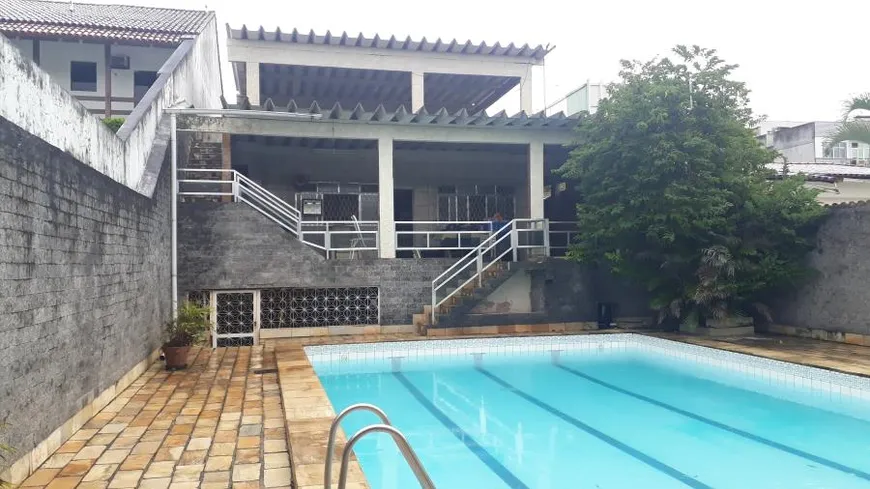 Foto 1 de Casa com 4 Quartos à venda, 360m² em Ilha do Governador, Rio de Janeiro