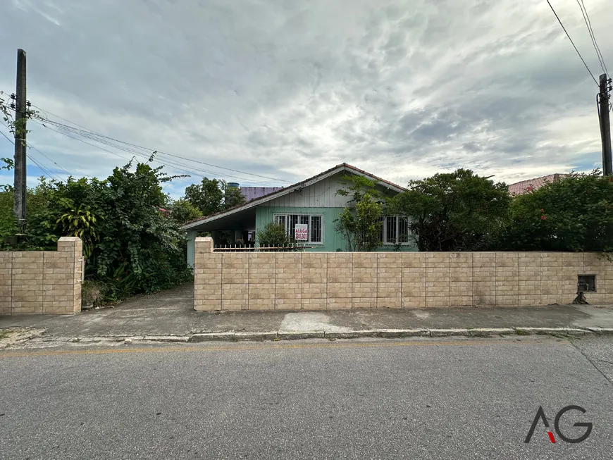 Foto 1 de Casa com 2 Quartos para alugar, 60m² em Ponta de Baixo, São José