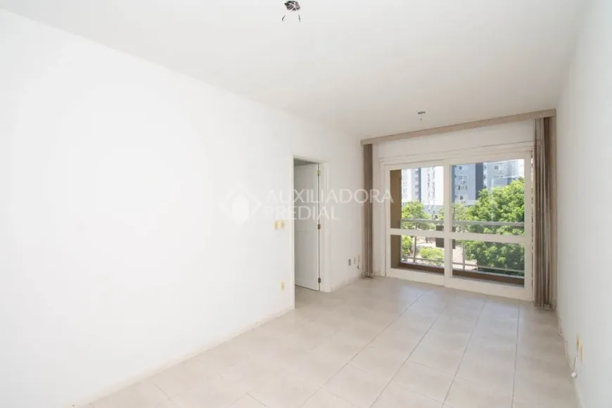 Foto 1 de Apartamento com 3 Quartos para alugar, 80m² em Chácara das Pedras, Porto Alegre