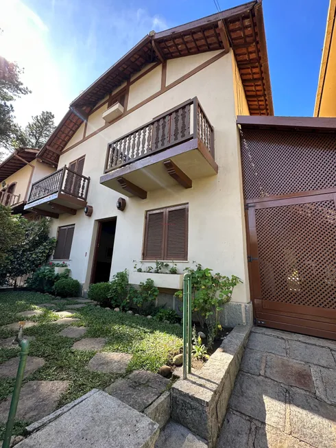 Foto 1 de Casa de Condomínio com 4 Quartos à venda, 173m² em Alto, Teresópolis