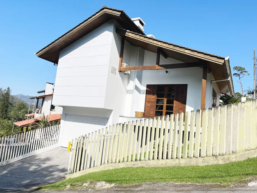 Foto 1 de Casa com 2 Quartos à venda, 200m² em Primeiro de Maio, Brusque