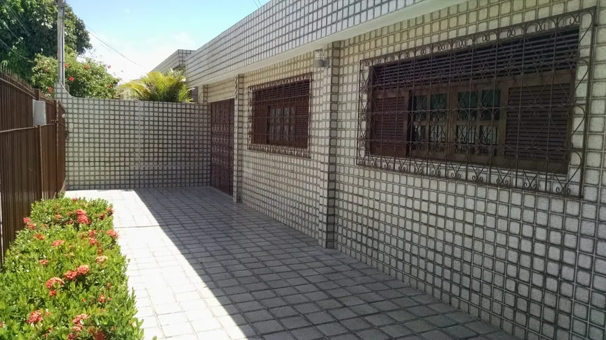 Foto 1 de Casa com 3 Quartos para alugar, 153m² em Candelária, Natal