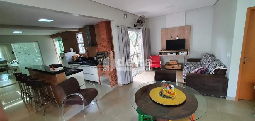 Foto 1 de Casa de Condomínio com 4 Quartos à venda, 300m² em Saraiva, Uberlândia