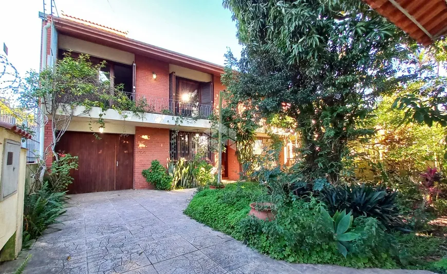 Foto 1 de Casa com 5 Quartos à venda, 284m² em Vila Nova, Porto Alegre