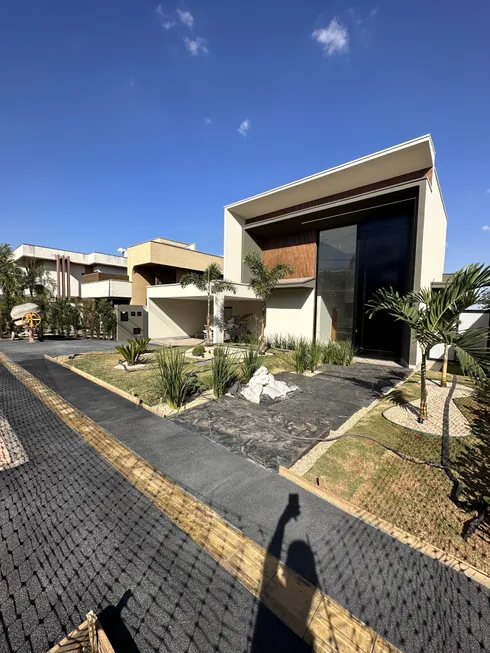 Foto 1 de Casa com 4 Quartos à venda, 225m² em Condomínio do Lago, Goiânia