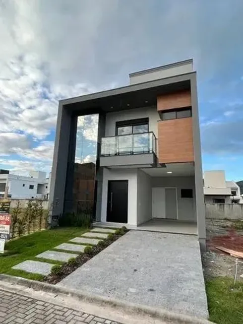 Foto 1 de Sobrado com 3 Quartos à venda, 187m² em Beira Rio, Biguaçu