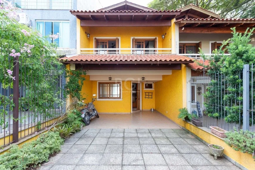 Foto 1 de Casa com 3 Quartos à venda, 194m² em Espiríto Santo, Porto Alegre