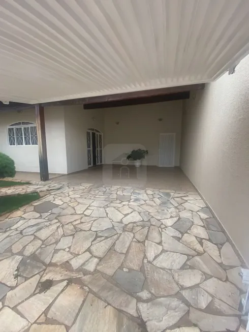 Foto 1 de Casa com 3 Quartos à venda, 166m² em Jardim Patrícia, Uberlândia