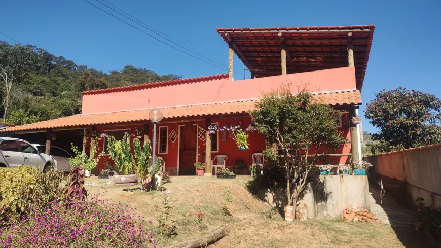 Foto 1 de Casa com 3 Quartos à venda, 600m² em Pinhões, Santa Luzia