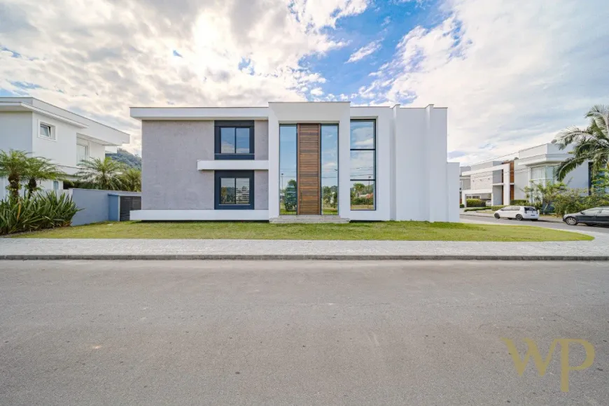 Foto 1 de Casa de Condomínio com 4 Quartos à venda, 386m² em Pirabeiraba, Joinville