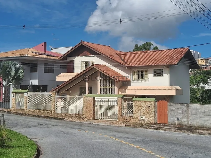 Foto 1 de Casa com 4 Quartos para alugar, 1000m² em Chacaras das Andorinhas, Barbacena