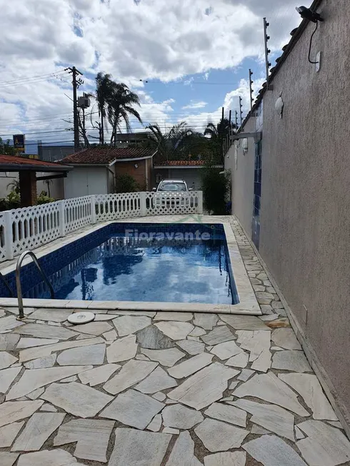 Foto 1 de Casa com 6 Quartos à venda, 274m² em Praia Das Palmeiras, Caraguatatuba