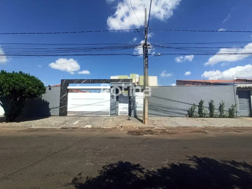 Foto 1 de Apartamento com 3 Quartos para alugar, 77m² em Alto Umuarama, Uberlândia