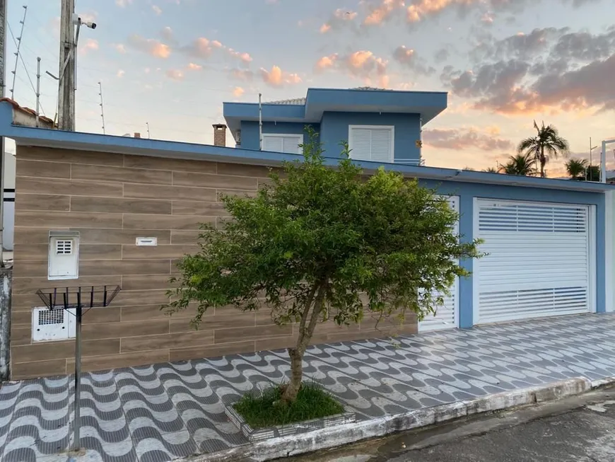Foto 1 de Casa com 4 Quartos à venda, 190m² em Solemar, Praia Grande