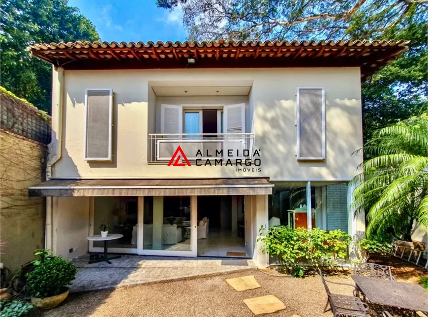 Foto 1 de Casa com 3 Quartos à venda, 300m² em Jardim Europa, São Paulo