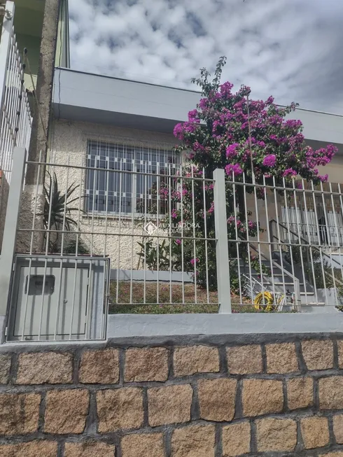 Foto 1 de Casa com 3 Quartos à venda, 185m² em Vila Ipiranga, Porto Alegre