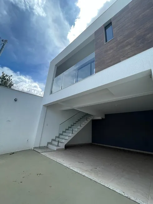 Foto 1 de Casa com 3 Quartos à venda, 150m² em Santa Mônica, Belo Horizonte